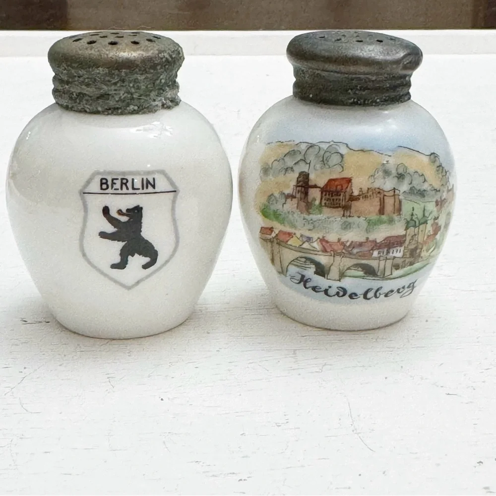 Berlin Thomas of Germany 892 Vintage Salt & Pepper Shakers Hand Painted - Picture 2 of 12